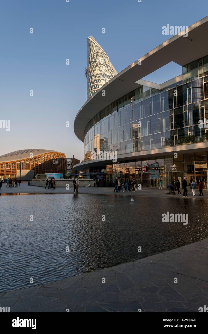 Como, Italia - 4 aprile 2025: Piazza Gae Aulenti nella città di Milano Foto Stock