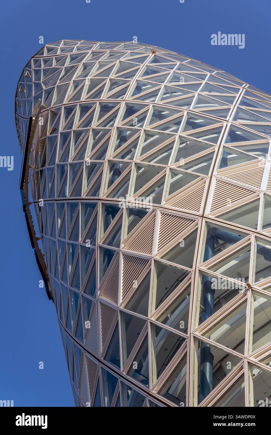 Como, Italia - 4 aprile 2025: Torre Unipol nella città di Milano. Foto Stock