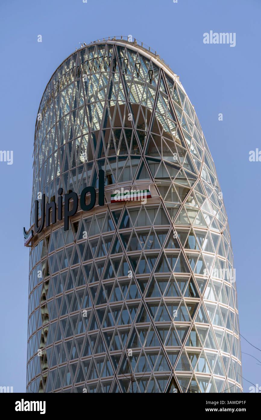 Como, Italia - 4 aprile 2025: Torre Unipol nella città di Milano. Foto Stock