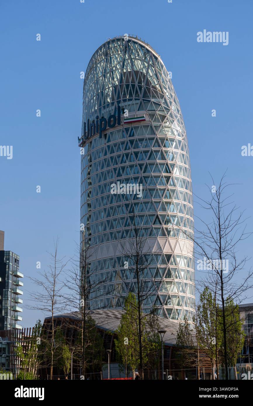 Como, Italia - 4 aprile 2025: Torre Unipol nella città di Milano. Foto Stock