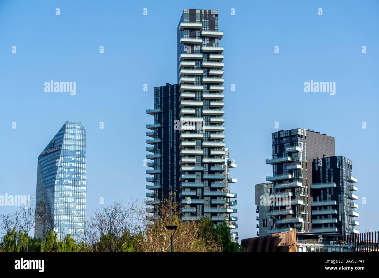 Como, Italia - 4 aprile 2025: L'edificio Torre Solaria nella città di Milano. Foto Stock
