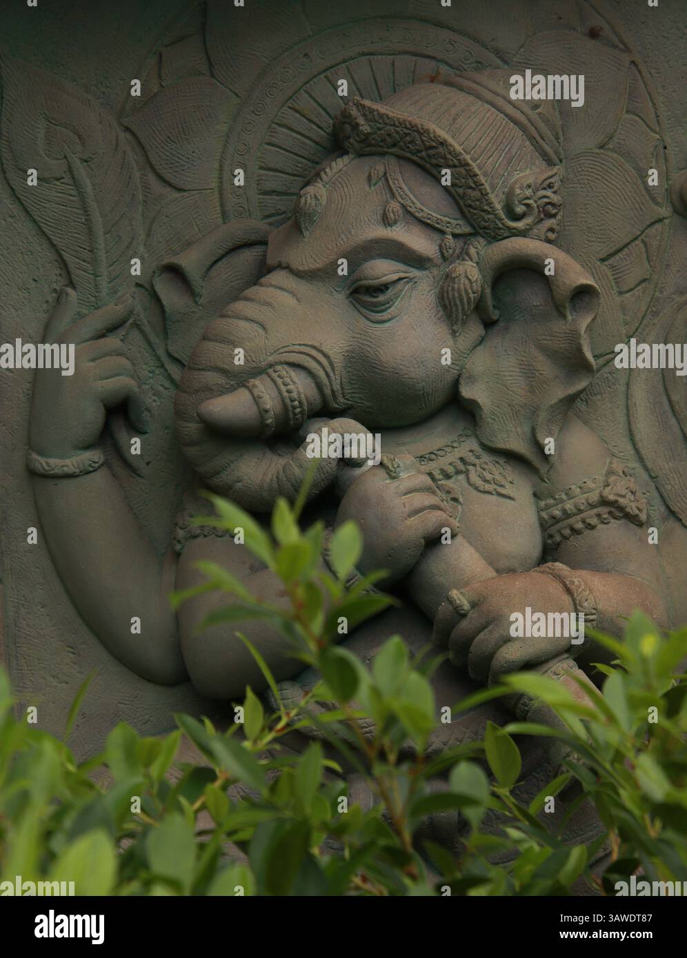 Scultura splendidamente realizzata di Ganesh, la divinità indù rappresentata come un elefante, adornata da dettagli intricati. Foto Stock