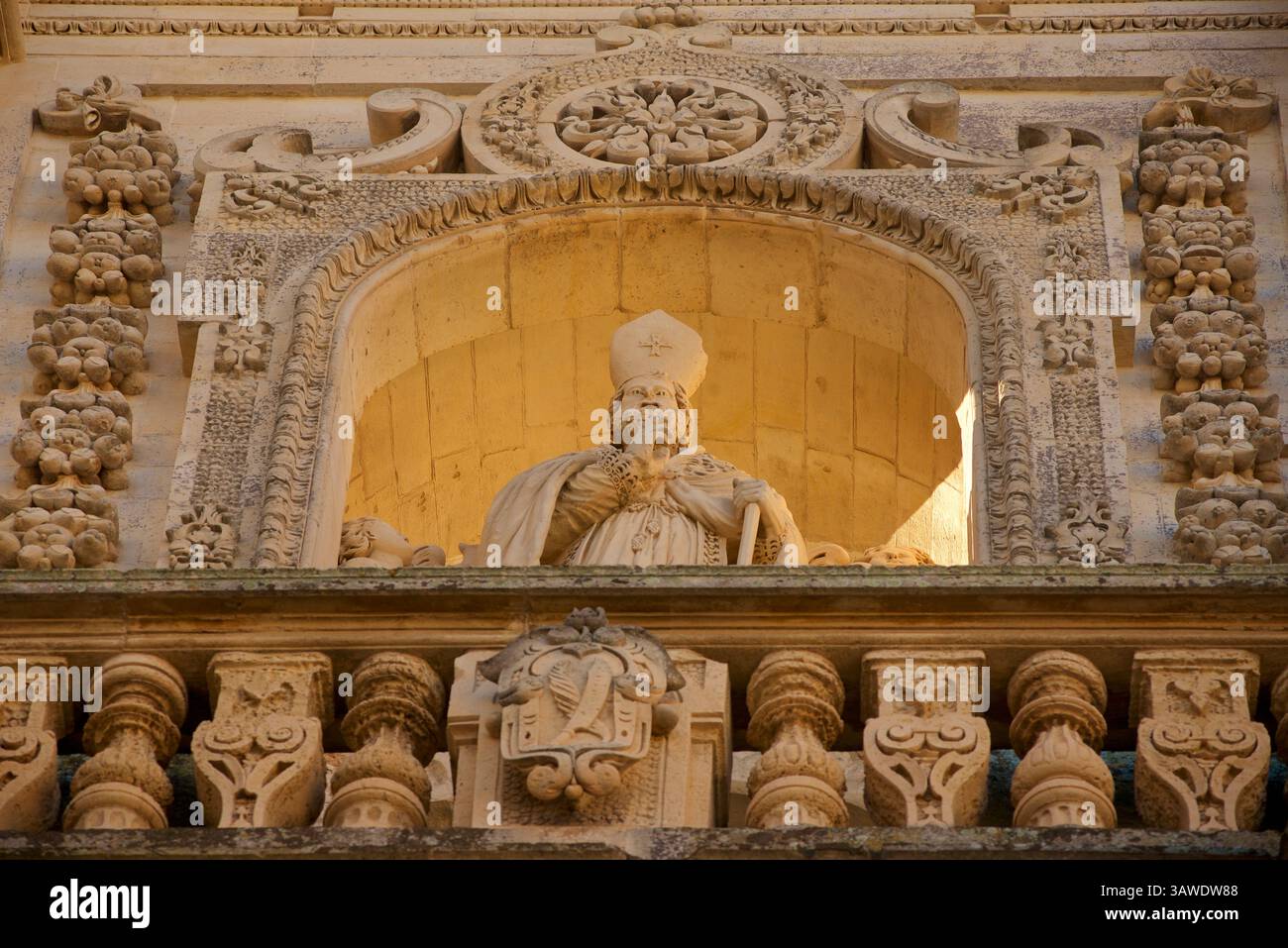 Particolare della Cattedrale di Lecce, Duomo di Lecce; Cattedrale dell'assunzione della Vergine, è la cattedrale della città di Lecce in Puglia, Italia, dedicata all'assunzione della Vergine Maria. È sede dell'arcivescovo di Lecce. La cattedrale fu costruita per la prima volta nel 1144, ma subì riparazioni nel 1230. Fu ricostruita nel 1659 dall'architetto Giuseppe Zimbalo per ordine del vescovo Luigi Pappacoda, i cui resti sono custoditi nell'altare dedicato a Sant'Oronzio di Lecce, patrono della città. Piazza Duomo, Lecce, Puglia, Italia. Foto Stock