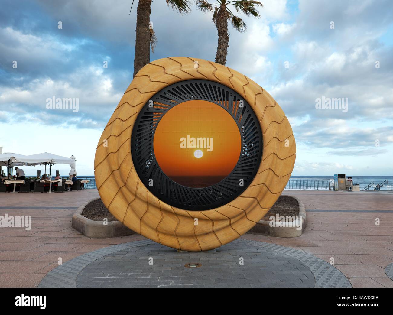 Installazione multimediale presso la spiaggia Playa del Inglés, Gran Canaria, con un moderno display circolare con contenuti digitali dinamici. Foto Stock