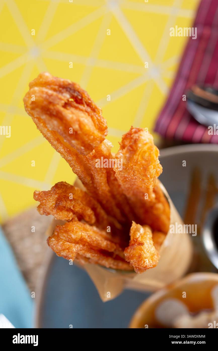 Vista dall'alto di una borsa di churros messicani appena fatti. Foto Stock