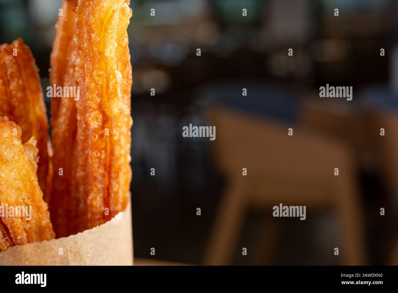 Vista ravvicinata di una borsa di churros messicani appena fatti, in un ristorante o in cucina. Foto Stock