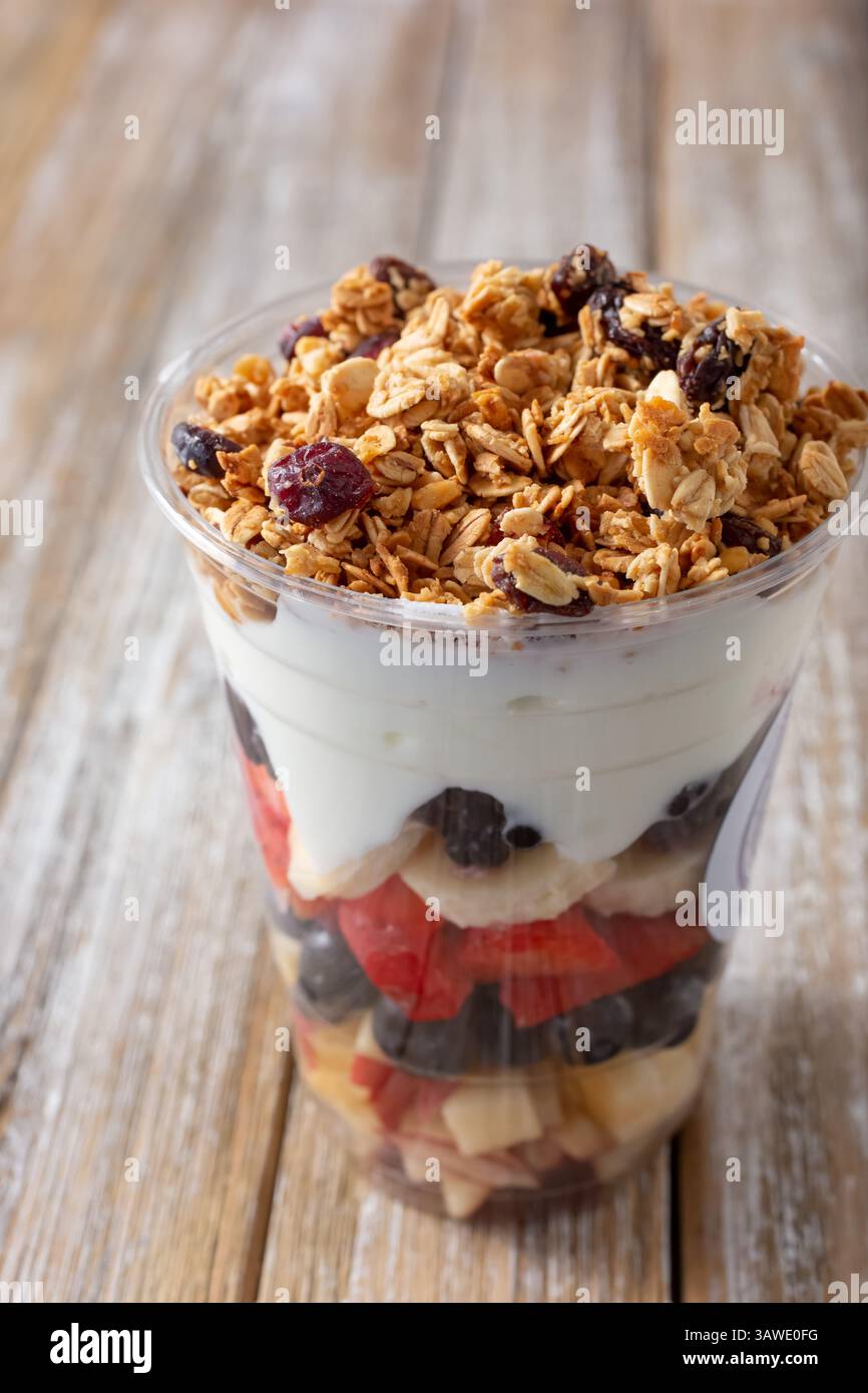 Vista di una tazza di yogurt parfait. Foto Stock