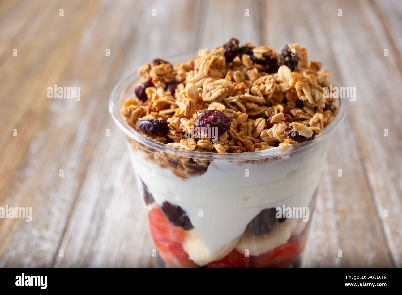 Vista di una tazza di yogurt parfait. Foto Stock
