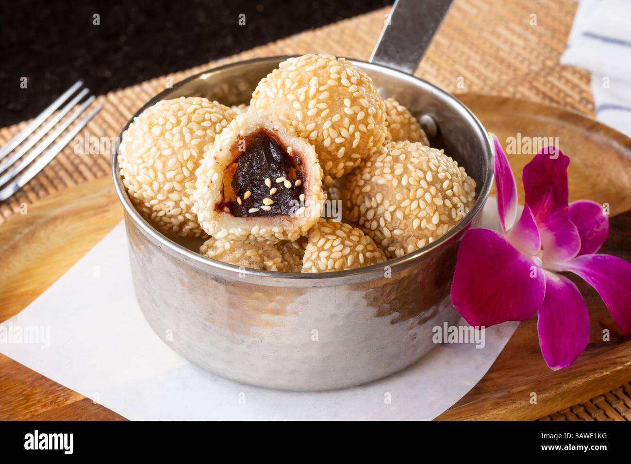 Vista di una tazza di palline di sesamo cinesi conosciute come jian dui. Foto Stock
