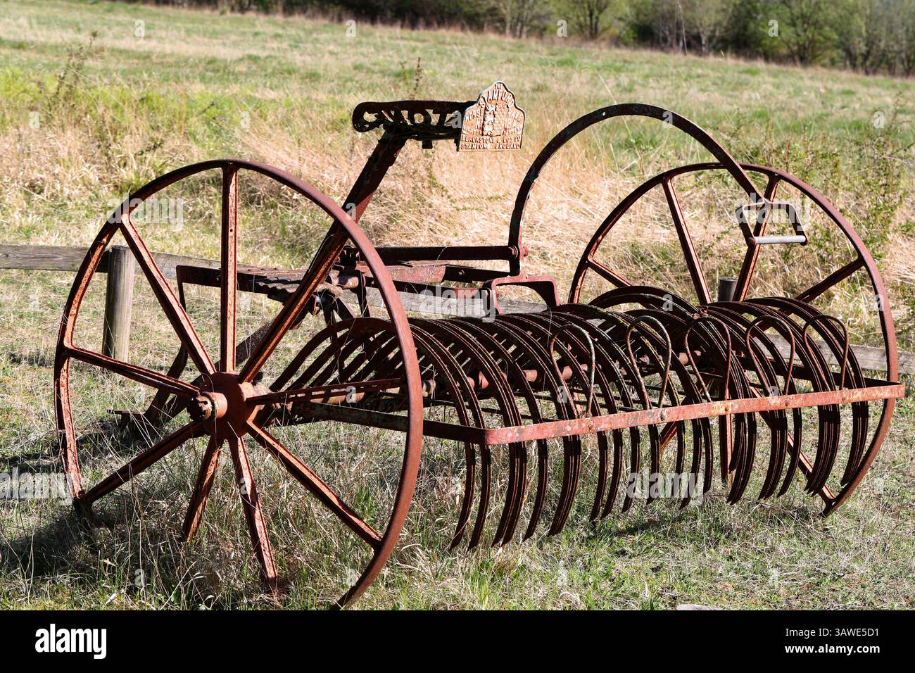 Rastrello per cavalli del XIX secolo o rastrello. College Lake Nature Reserve, Tring, Pitstone, Aylesbury vale, Buckinghamshire, REGNO UNITO. Quando il fieno è stato tagliato e trasformato in b Foto Stock
