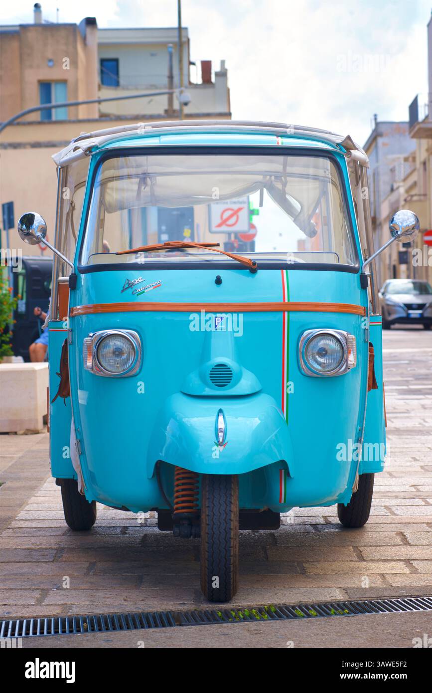 Piaggio Ape. Un veicolo industriale leggero a tre ruote o un camion agricolo chiamato "ape", che in italiano si traduce come ape. Otranto, Puglia, italia Foto Stock