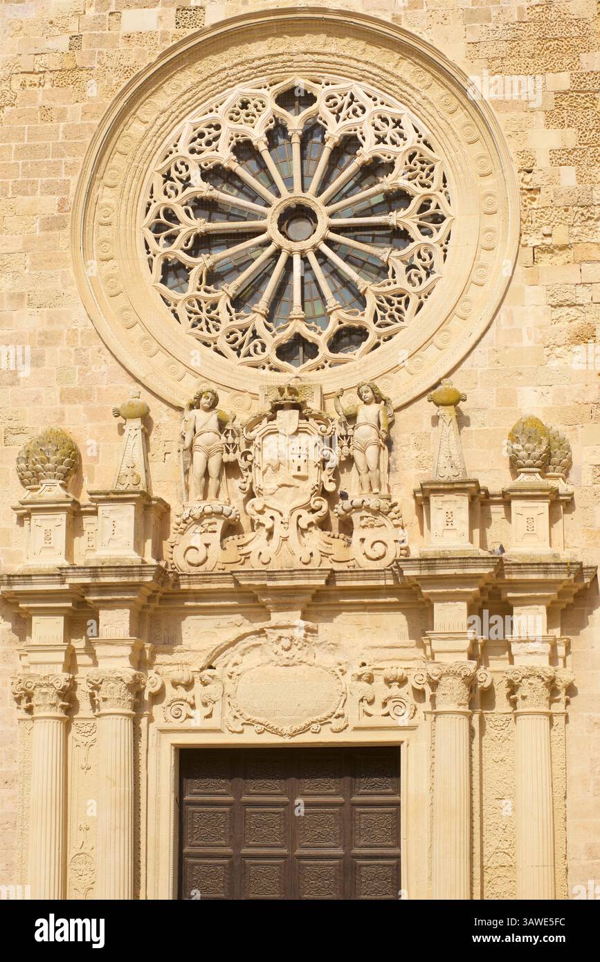Il rosone sul fronte occidentale della Cattedrale di Otranto (Duomo di Otranto; Basilica Cattedrale di Santa Maria Annunziata) è una cattedrale cattolica nella città italiana di Otranto, dedicata all'Annunciazione della Vergine Maria. È la sede arcivescovile dell'arcidiocesi di Otranto. La cattedrale fu consacrata nel 1088. Foto Stock