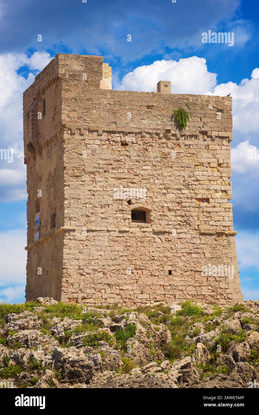 Torre di guardia costiera fortificata sopra Marina Serra, Tricase, provincia di Lecce, Puglia, Italia meridionale. Nel XVI secolo, l'imperatore Carlo V commissionò la costruzione di una rete di torri di guardia lungo l'intera costa pugliese per salvaguardare i cittadini dalle frequenti invasioni. Queste torri erano strategicamente posizionate in modo che ognuna potesse comunicare con le torri vicine. Foto Stock