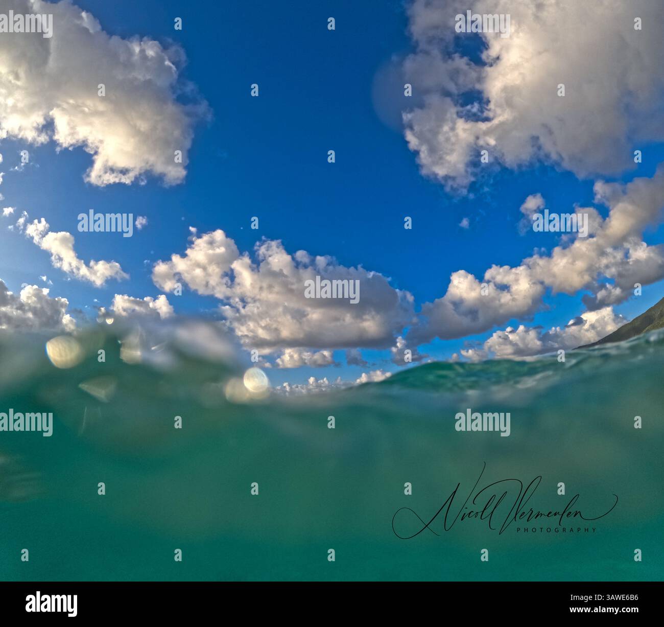 Cristallino oceano azzurro dei Caraibi. Nuvole bianche e soffici nel cielo azzurro in una giornata di sole nelle isole. Sunny Side Sea Sand Foto Stock