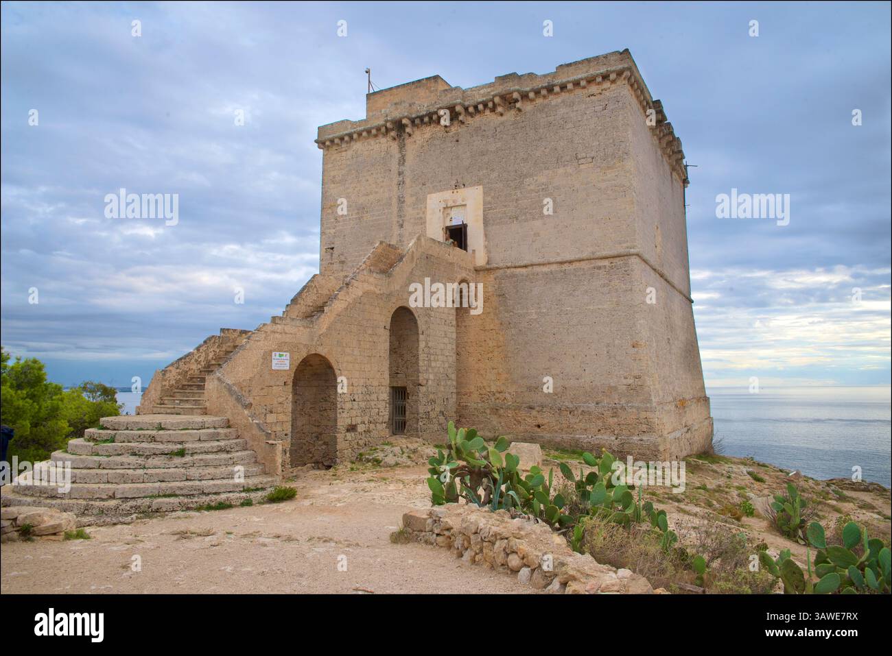 La Torre Santa Maria dell'alto , o semplicemente Torre dell'alto , è una torre costiera salentina situata nel comune di Nard˜, all'interno del Parco di Porto Selvaggio e Palude del Capitano. La torre fu costruita nella seconda metà del XVI secolo per scopi difensivi, su progetto del viceré spagnolo Don Pietro da Toledo, che elaborò un sistema di controllo delle coste della penisola salentina. Fu terminata nel 1569 dal maestro costruttore Angelo Spalletta di Nard˜. Via Francesco Cilea, 85 - 73048 - Nard˜, Puglia, Italia Foto Stock
