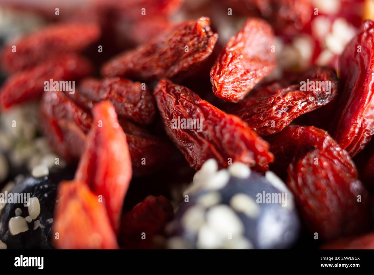 Vista ravvicinata di un cesto di frutta con bacche di goji essiccate. Foto Stock