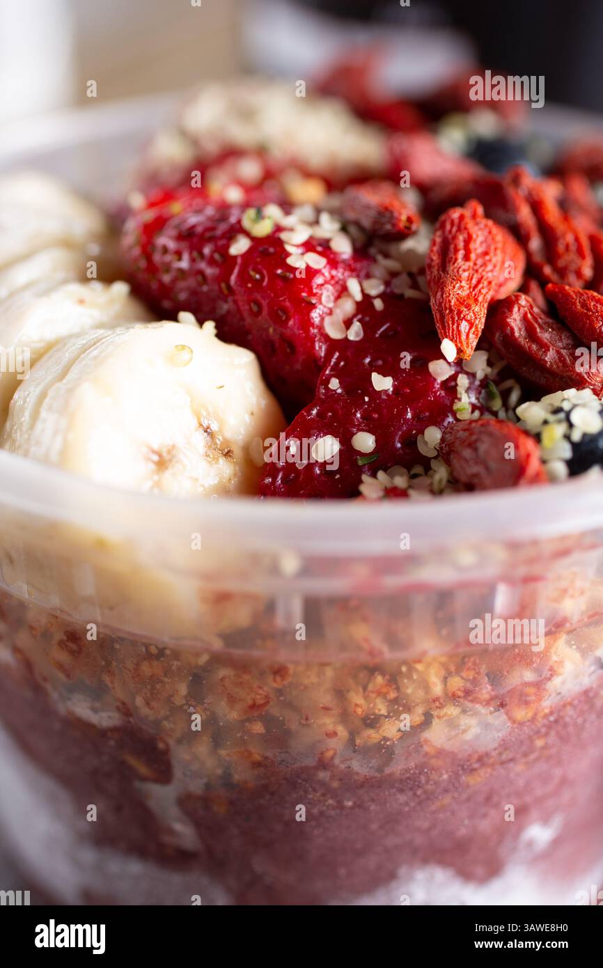 Vista ravvicinata di una ciotola di acai, con bacche di goji essiccate. Foto Stock