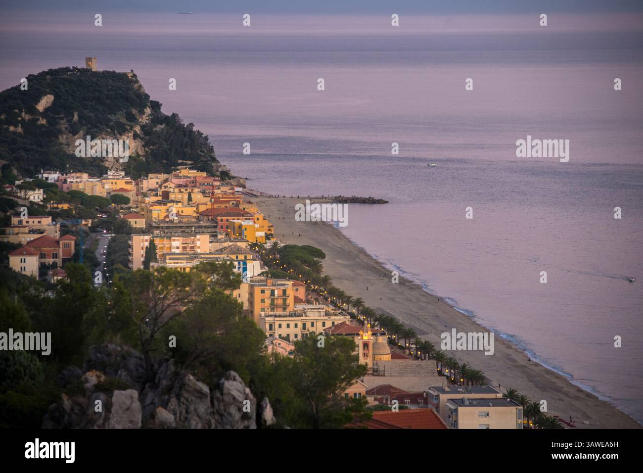 La spiaggia di Varigotti. Spiaggia di Varigotti. Varigotti è una frazione del comune di finale Ligure, in Liguria. Vista dalle colline vicino a Selva, finale Ligure. Foto Stock
