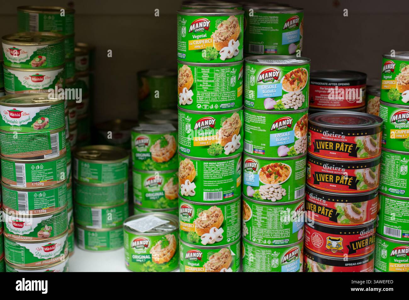 Los Angeles, California, Stati Uniti - 10-25-2021: Una vista di diverse lattine di patè, con il marchio Mandy Foods. Foto Stock