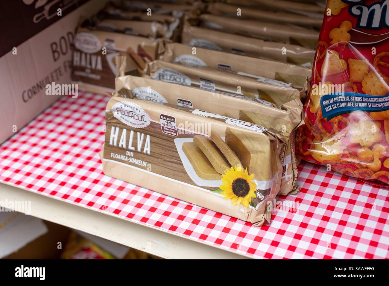 Los Angeles, California, Stati Uniti - 10-25-2021: Una vista di diversi pacchetti di dolci Feleacul Sunflower Halva, presso il negozio. Foto Stock