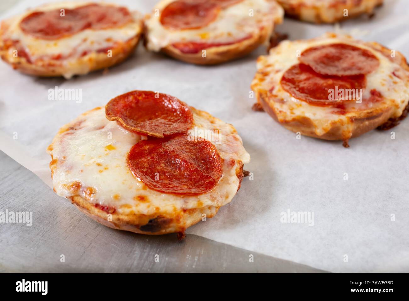 Vista delle pizze con bagel, con condimenti di formaggio e peperoni. Foto Stock