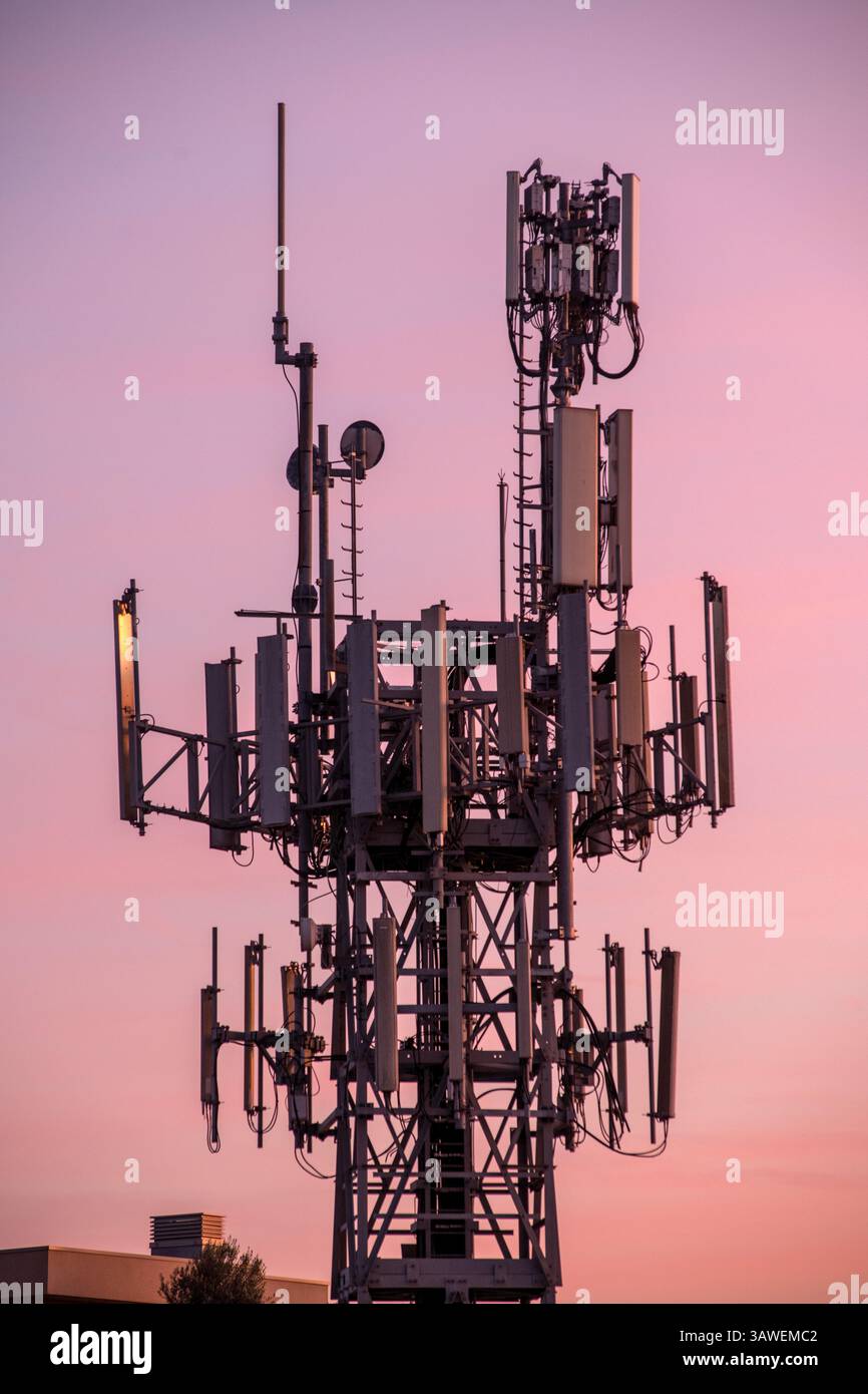 Montante del telefono cellulare. Torre cellulare. Telecomunicazioni. Busto Arsizio, Lombardia, Italia. Foto Stock