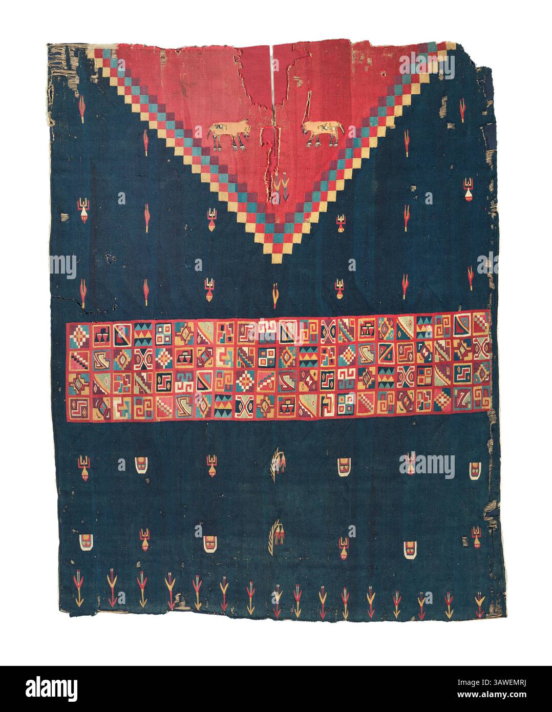 Metà Tunica, 16 ° secolo. Perù, Costa del Sud, Cultura Inca, periodo coloniale, 16 ° secolo. Tappezzeria interbloccata; cotone e lana; tuta: 92.7 x 72.1 cm (36 1/2 x 28 3/8 poll.). Foto Stock