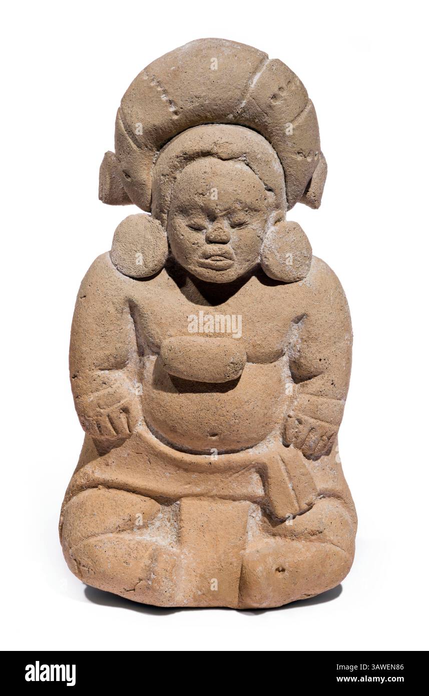 Figurina fischio di un nano seduto. Guatemala settentrionale o Messico sudorientale, Maya, 700-900 d.C. Ceramica. Ceramica. Arte delle antiche Americhe. Annotare tappi per le orecchie, copricapo e indumenti. Foto Stock