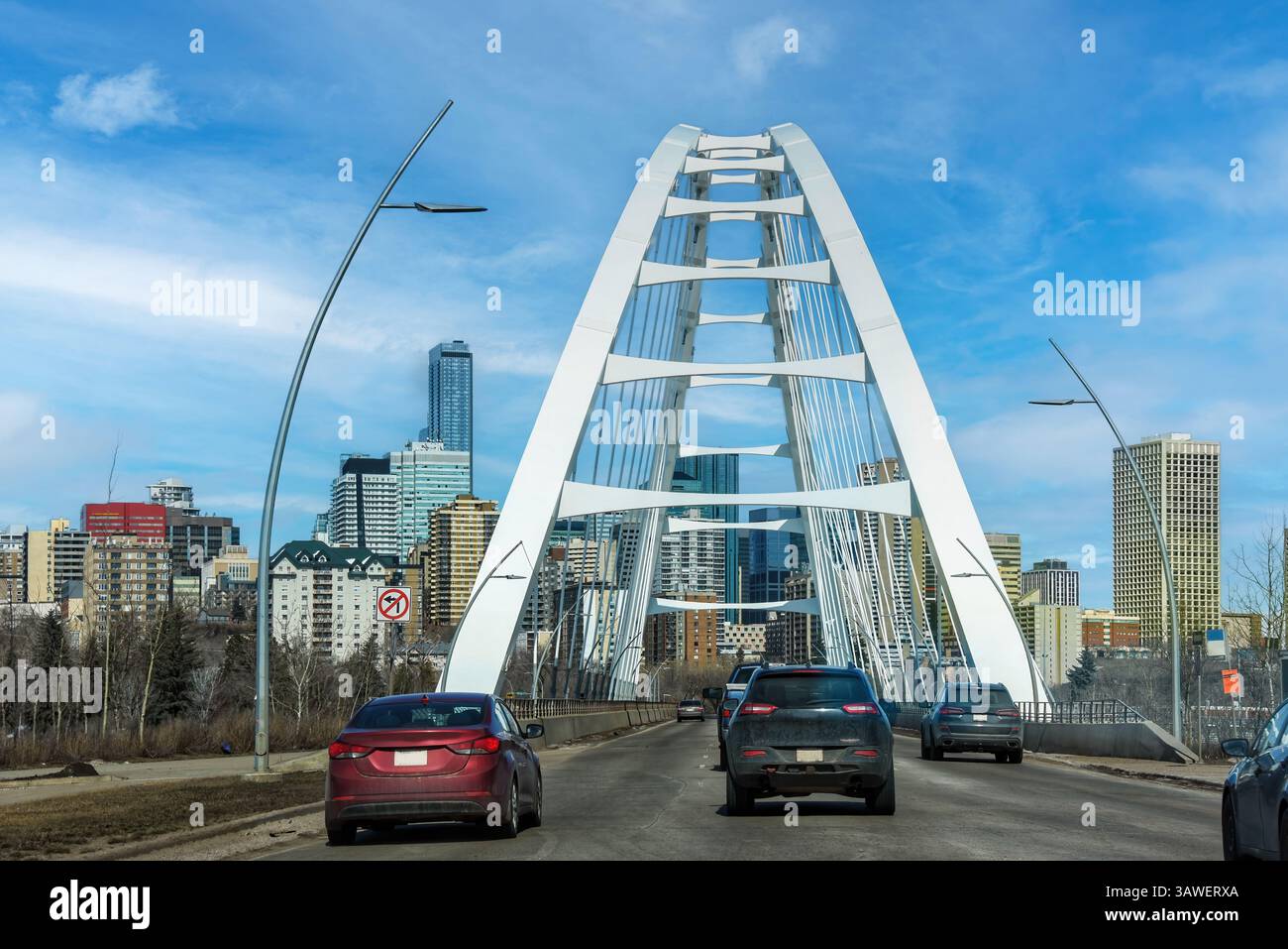 Le auto attraversano il ponte Walterdale a Edmonton, Canada Foto Stock