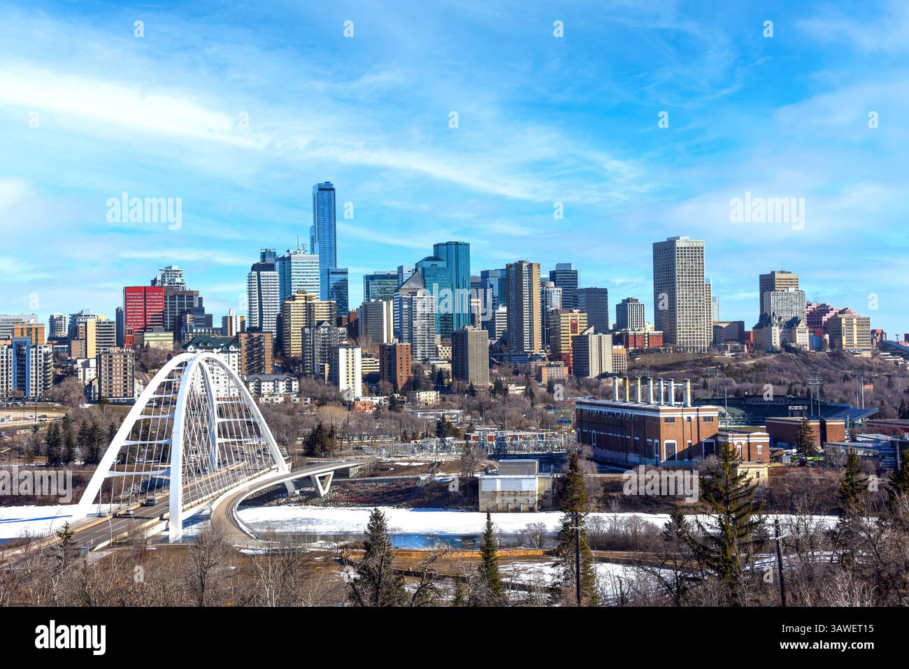 Skyline di Edmonton in Alberta, Canada in primavera con Walterdale Bridge sulla sinistra Foto Stock