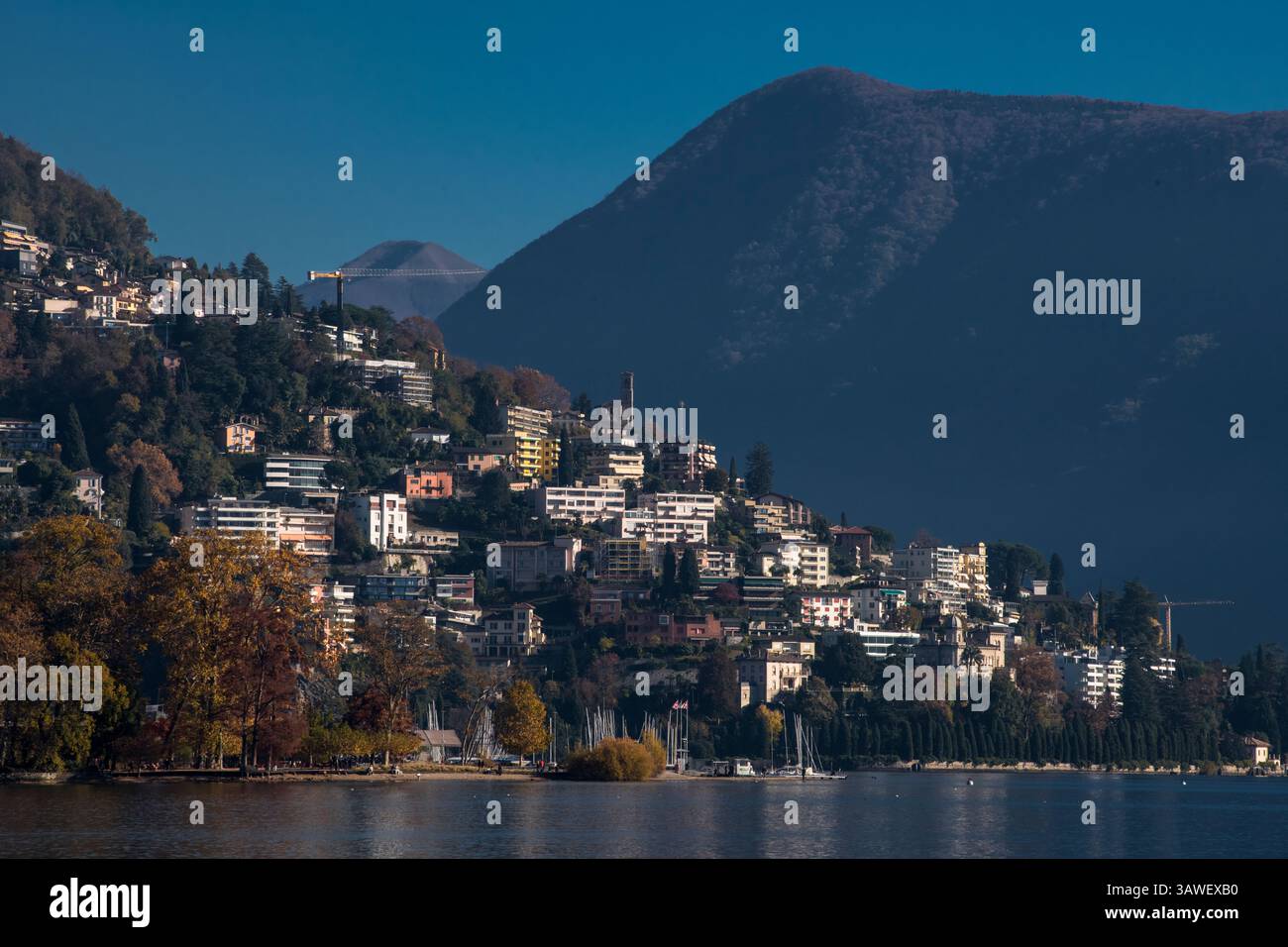 Lago di Lugano e Lugano, ticino, Svizzera. Monte San Salvatore, a sinistra. San Salvatore, noto anche come il Pan di zucchero della Svizzera, è il simbolo di Lugano. Foto Stock
