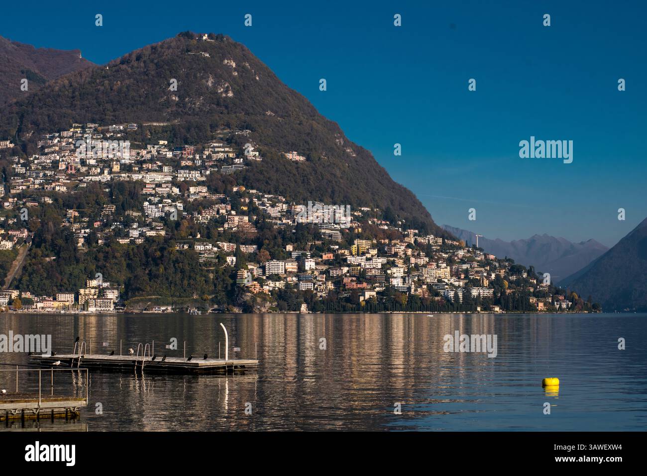 Lago di Lugano e Lugano, ticino, Svizzera. Monte San Salvatore. San Salvatore, noto anche come il Pan di zucchero della Svizzera, è il simbolo di Lugano. Foto Stock