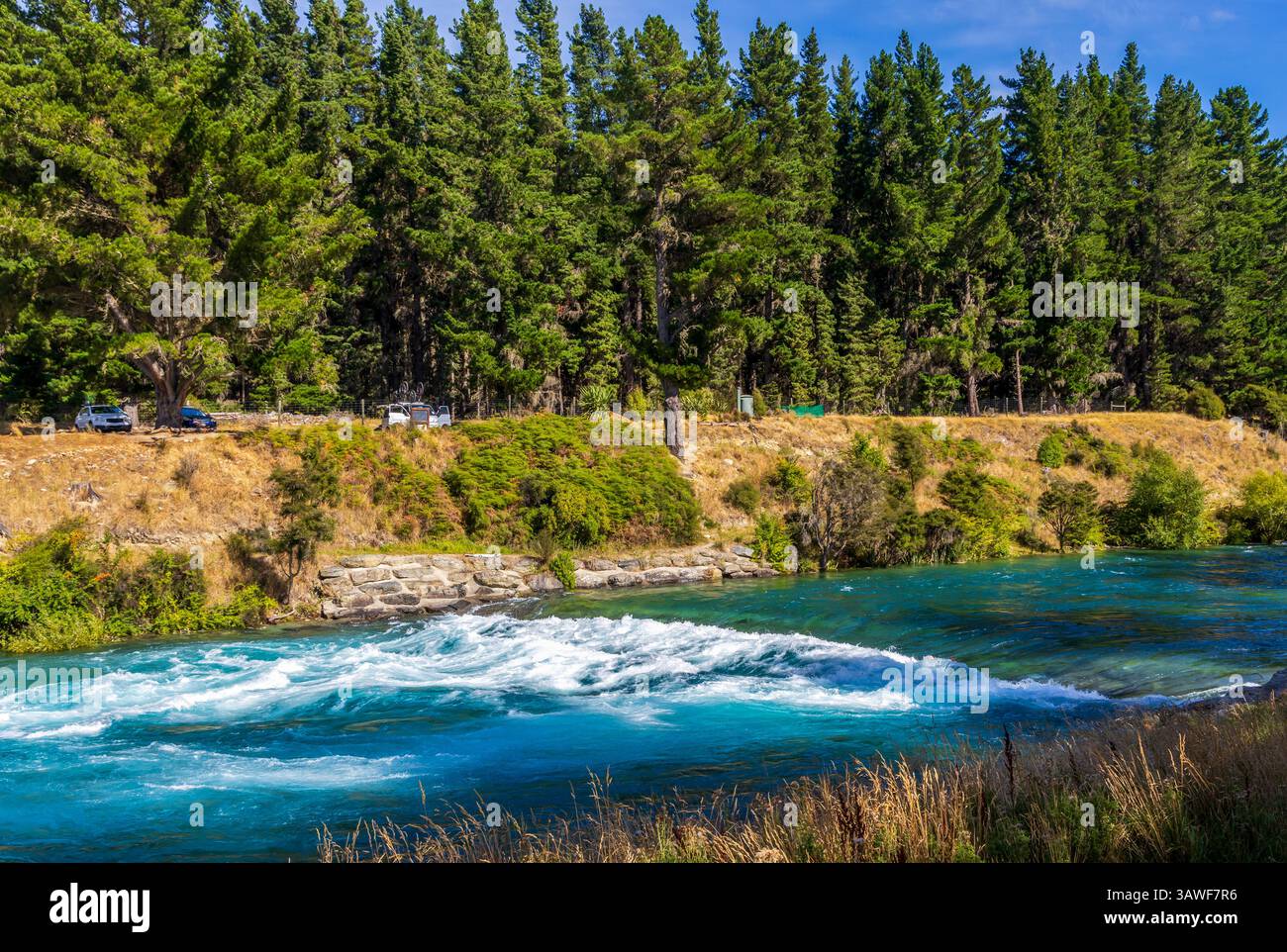 Hawea Flat Whitewater Park (The Wave) sul fiume Hawea. Surfisti. Isola del Sud, nuova Zelanda Foto Stock