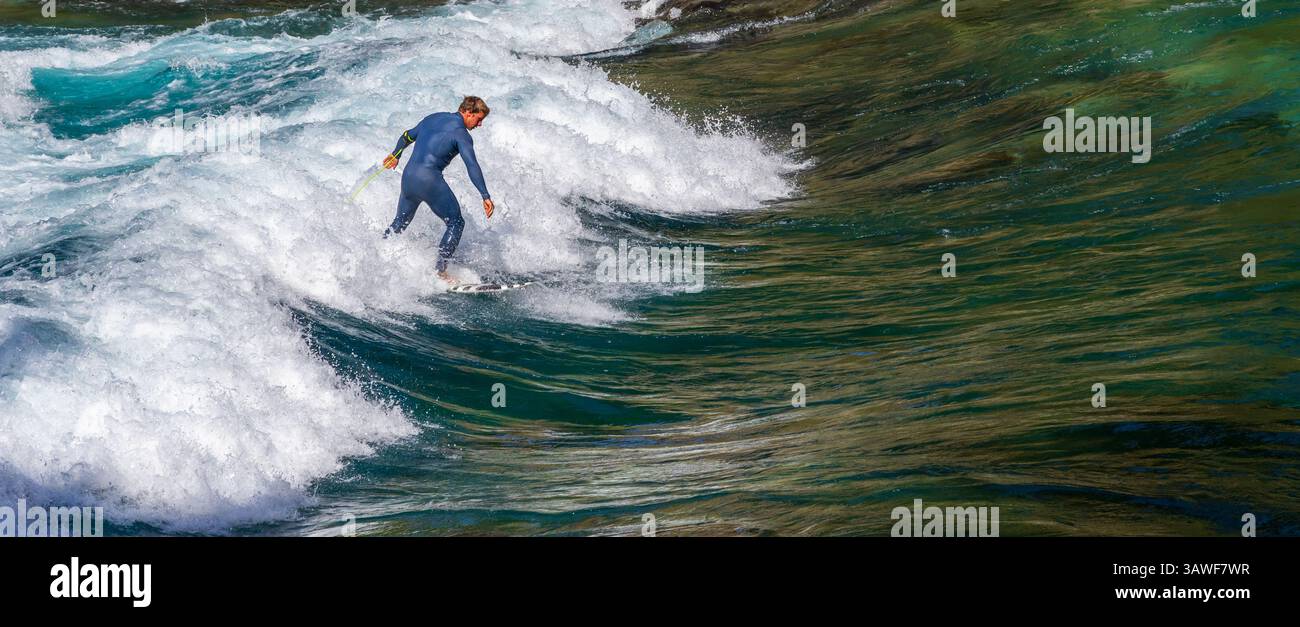 Hawea Flat Whitewater Park (The Wave) sul fiume Hawea. Surfisti. Isola del Sud, nuova Zelanda Foto Stock