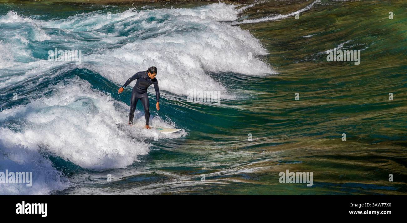 Hawea Flat Whitewater Park (The Wave) sul fiume Hawea. Surfisti. Isola del Sud, nuova Zelanda Foto Stock