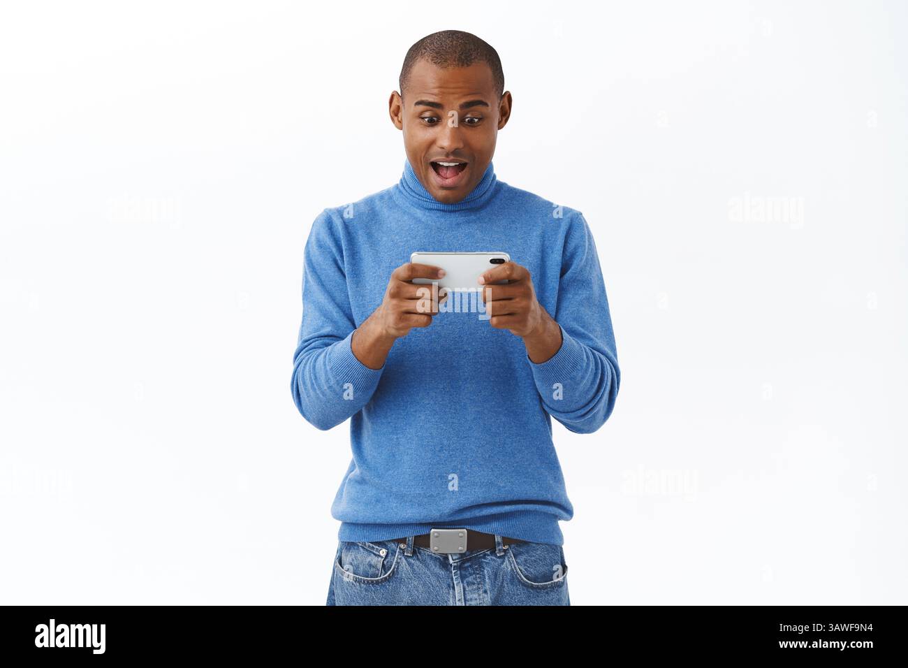 Internet, stile di vita online e concetto di persone. Ritratto di ragazzo adulto africano americano eccitato, felice giovane, che gioca a corse, guardare film o vide Foto Stock