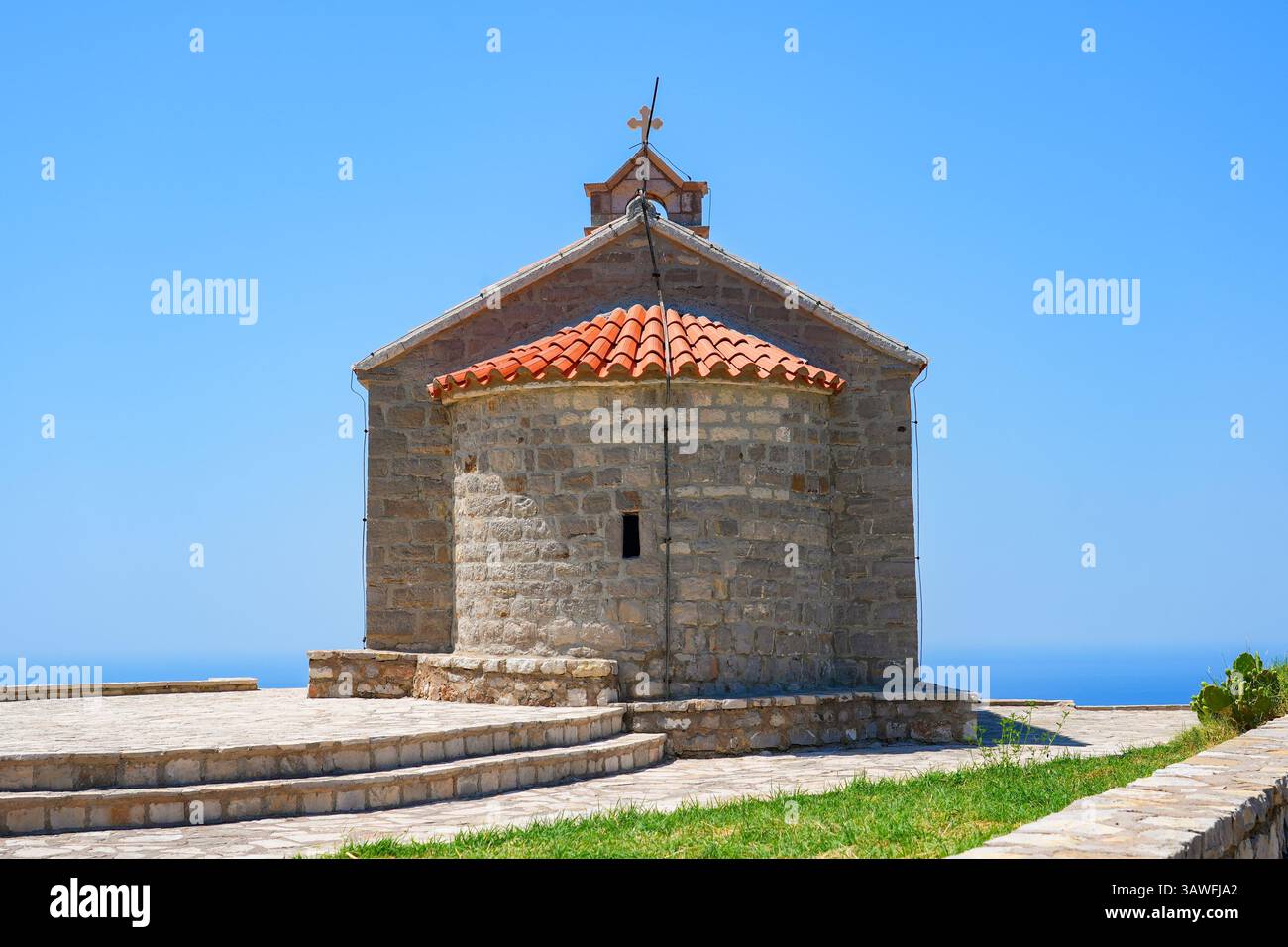 Chiesa di Santa Sava, un luogo di culto serbo ortodosso che si affaccia su Sveti Stefan lungo la costa del Mar Adriatico in Montenegro Foto Stock