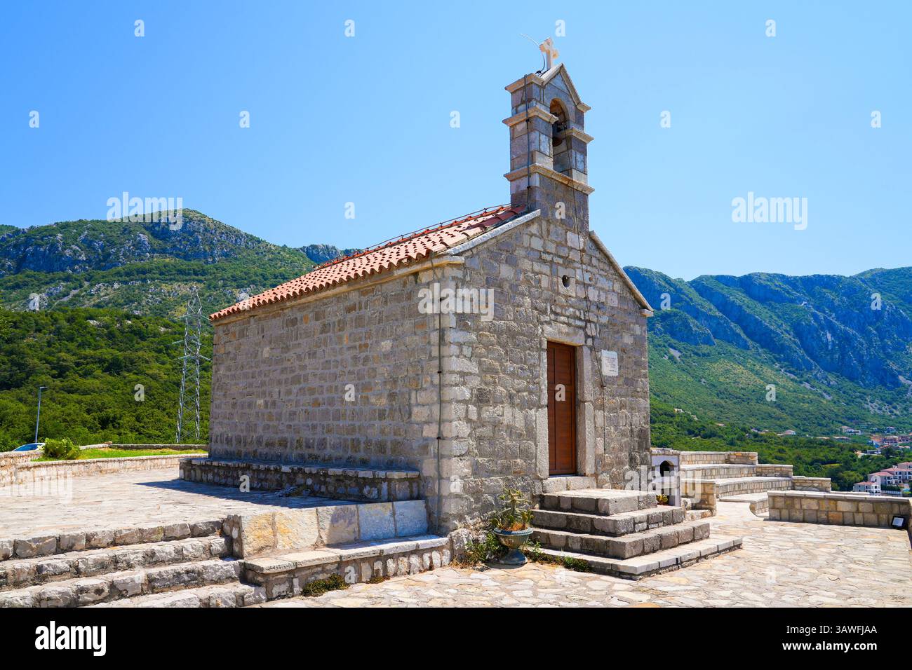 Chiesa di Santa Sava, un luogo di culto serbo ortodosso che si affaccia su Sveti Stefan lungo la costa del Mar Adriatico in Montenegro Foto Stock