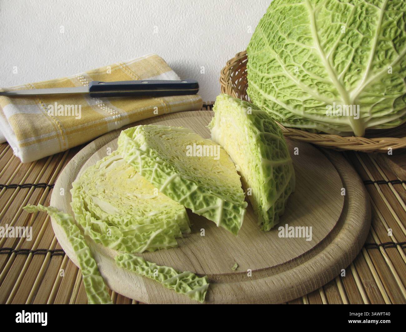 Cavolo savoy pronto da cucinare Foto Stock
