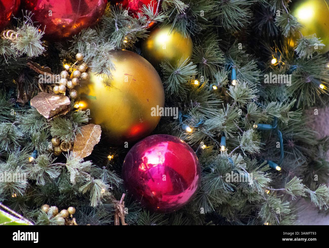 decorazioni con decorazioni natalizie Foto Stock
