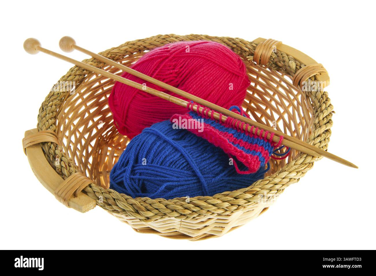 Maglia in blu e rosso con aghi in legno Foto Stock