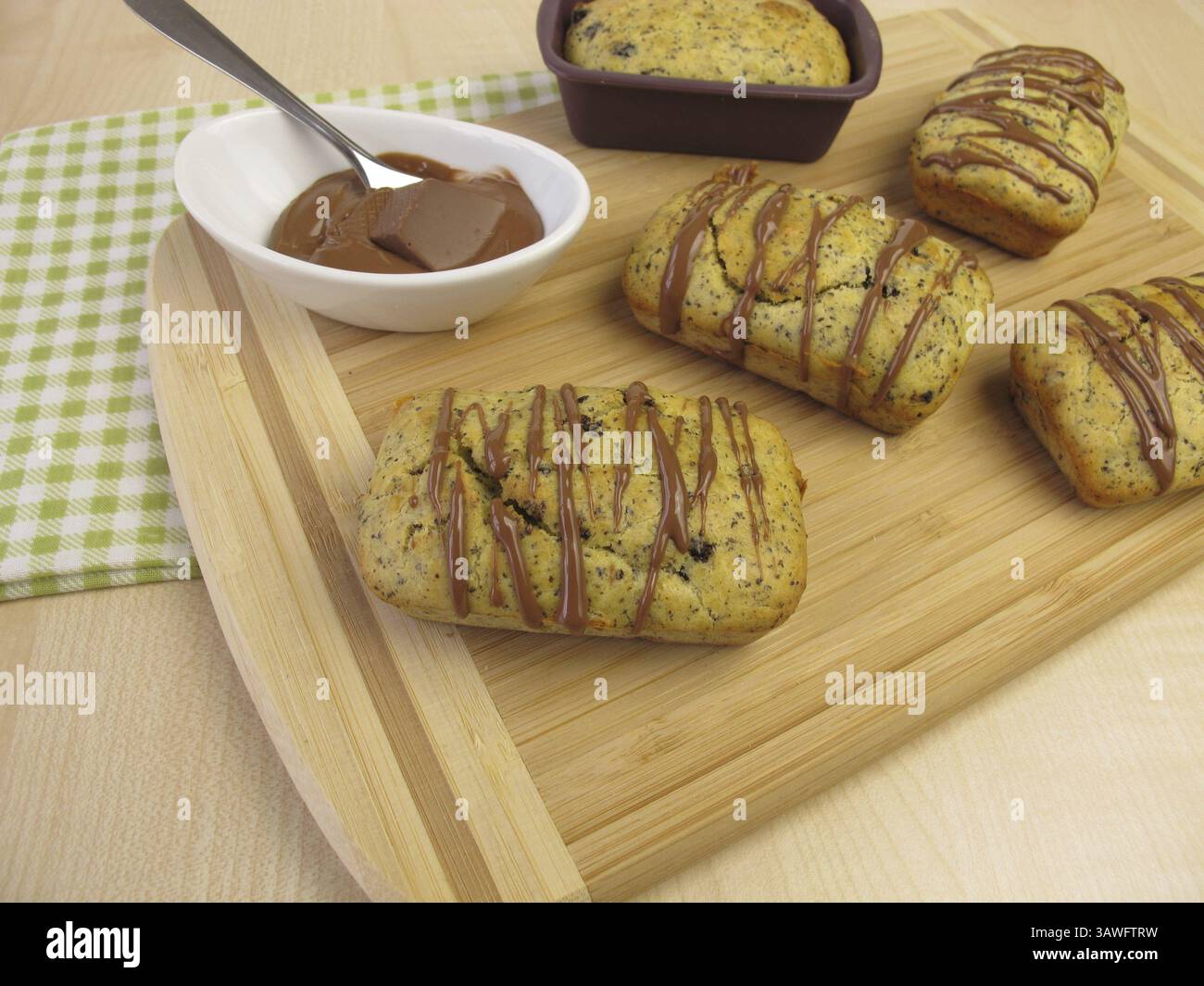 Piccola torta con semi di papavero e glassa di cioccolato Foto Stock