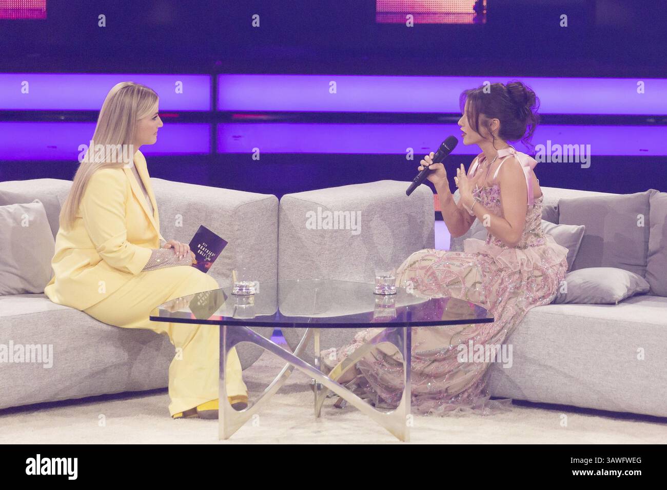 Beatrice Egli e Sarah Engels al Beatrice Egli Show di Studio Berlin Adlershof l'08.04.2025. La trasmissione si svolgerà il sabato di Pasqua, 1 Foto Stock