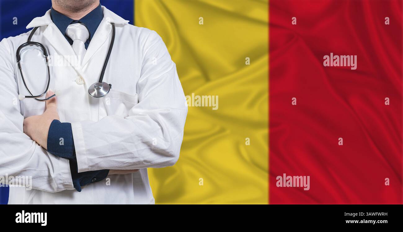 Medico maschile con stetoscopio sulla bandiera rumena. Medico con stetoscopio sulla bandiera rumena Foto Stock