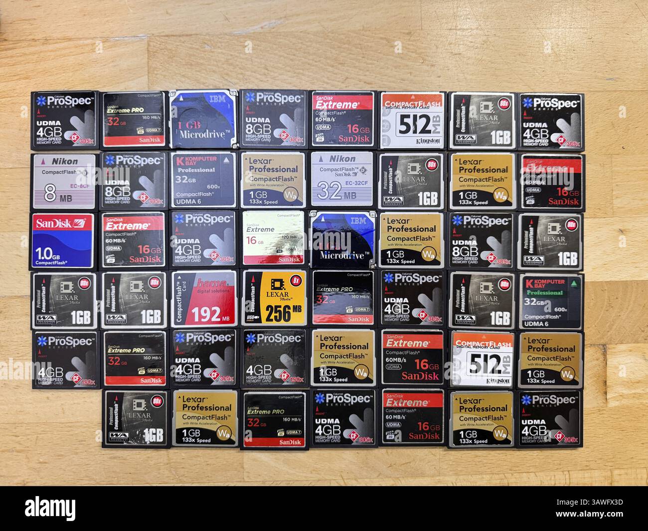 Le vecchie schede di memoria CompactFlash media di memorizzazione erano utilizzate principalmente per fotocamere digitali, volume di archiviazione ridotto, velocità di lettura e scrittura lenta, modelli di diverso tipo Foto Stock