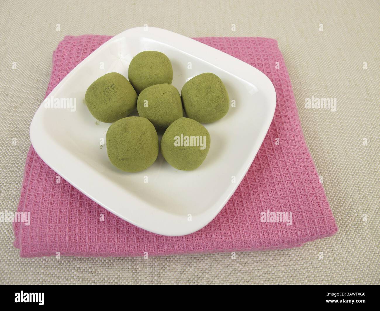 Palle di pralina Matcha Foto Stock