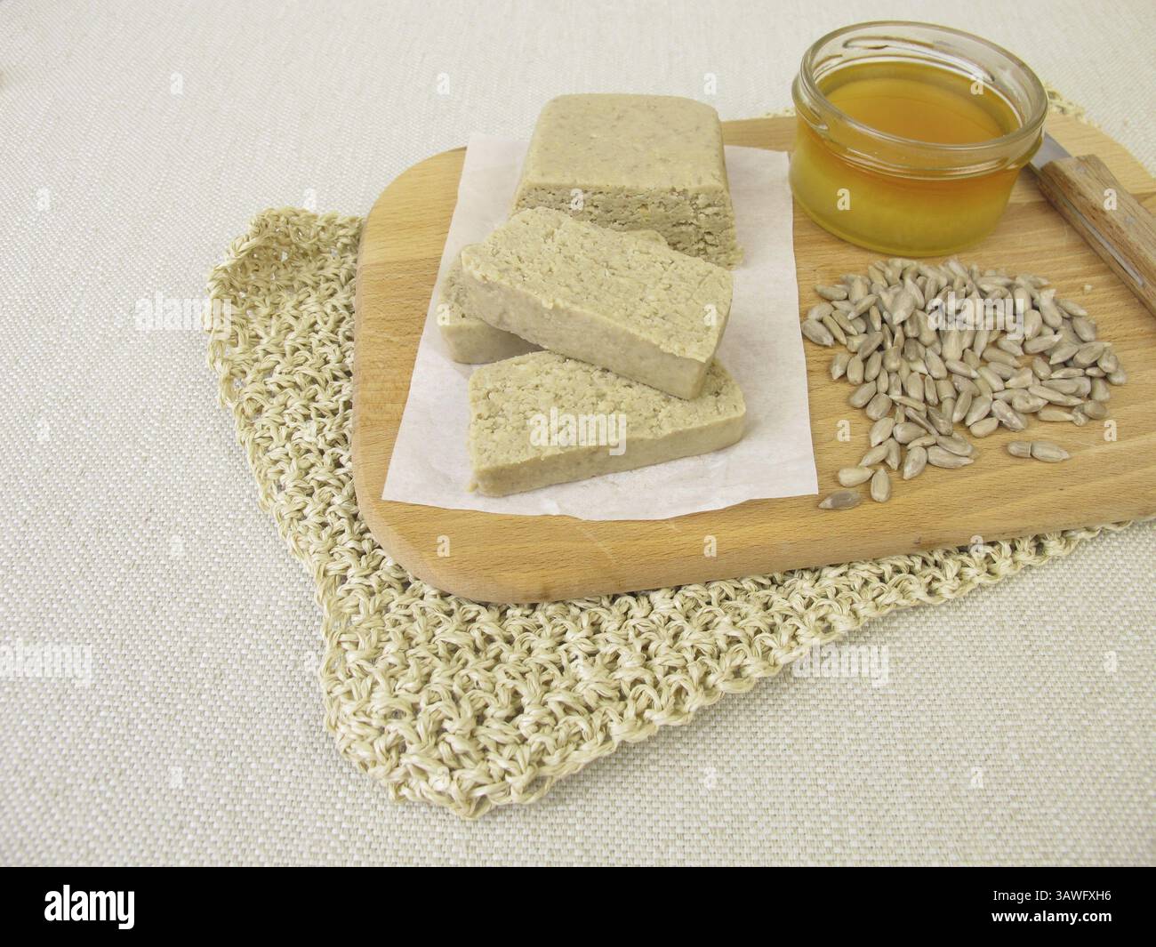Halva fatta con semi di girasole e miele Foto Stock