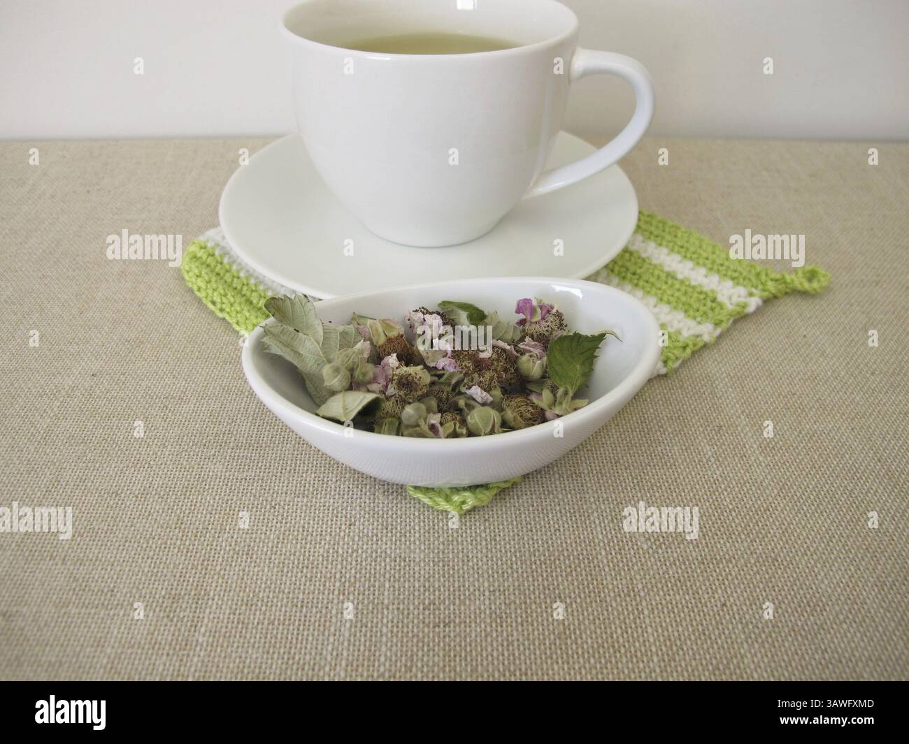 Tè a base di foglie di mora essiccate e fiori di mora Foto Stock