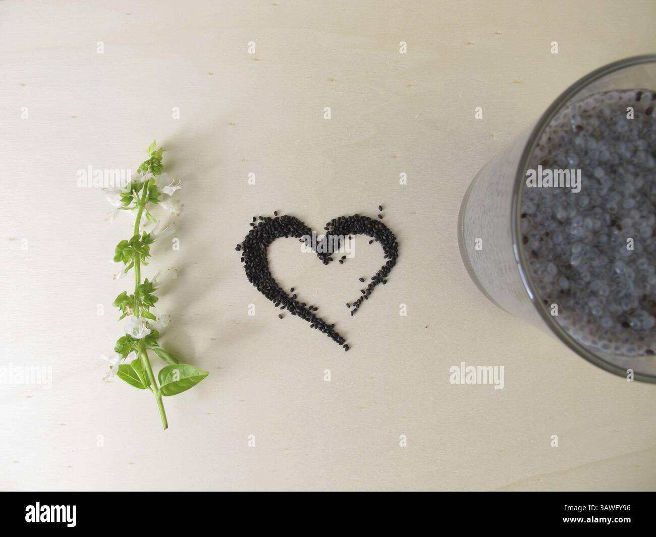 Un cuore di semi di basilico e un bicchiere di gel di semi di basilico Foto Stock