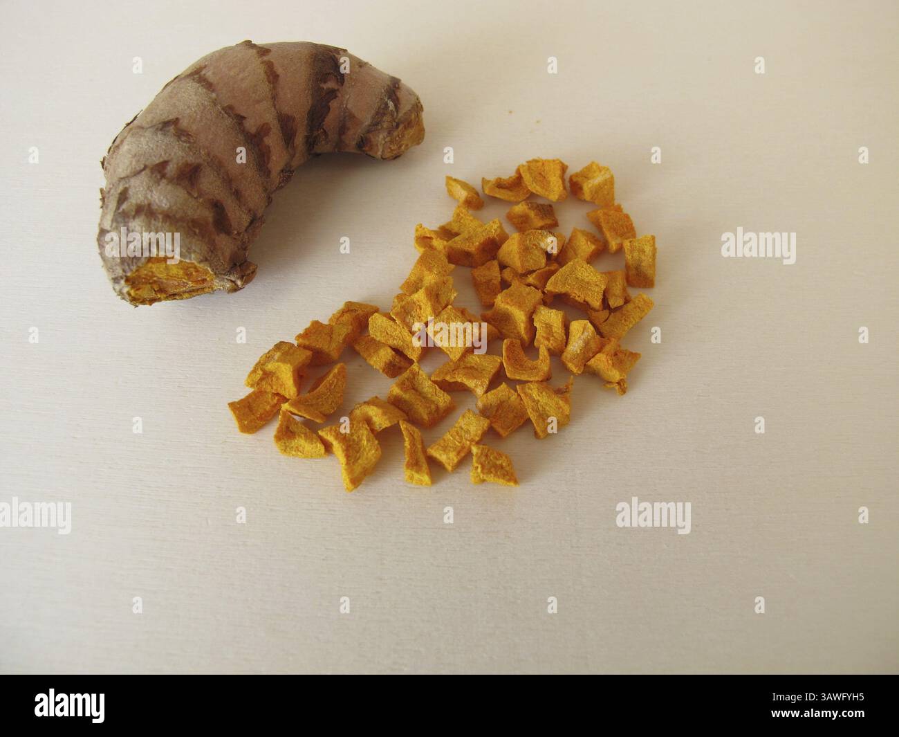 Curcuma secca, radice di curcuma su un pannello di legno Foto Stock